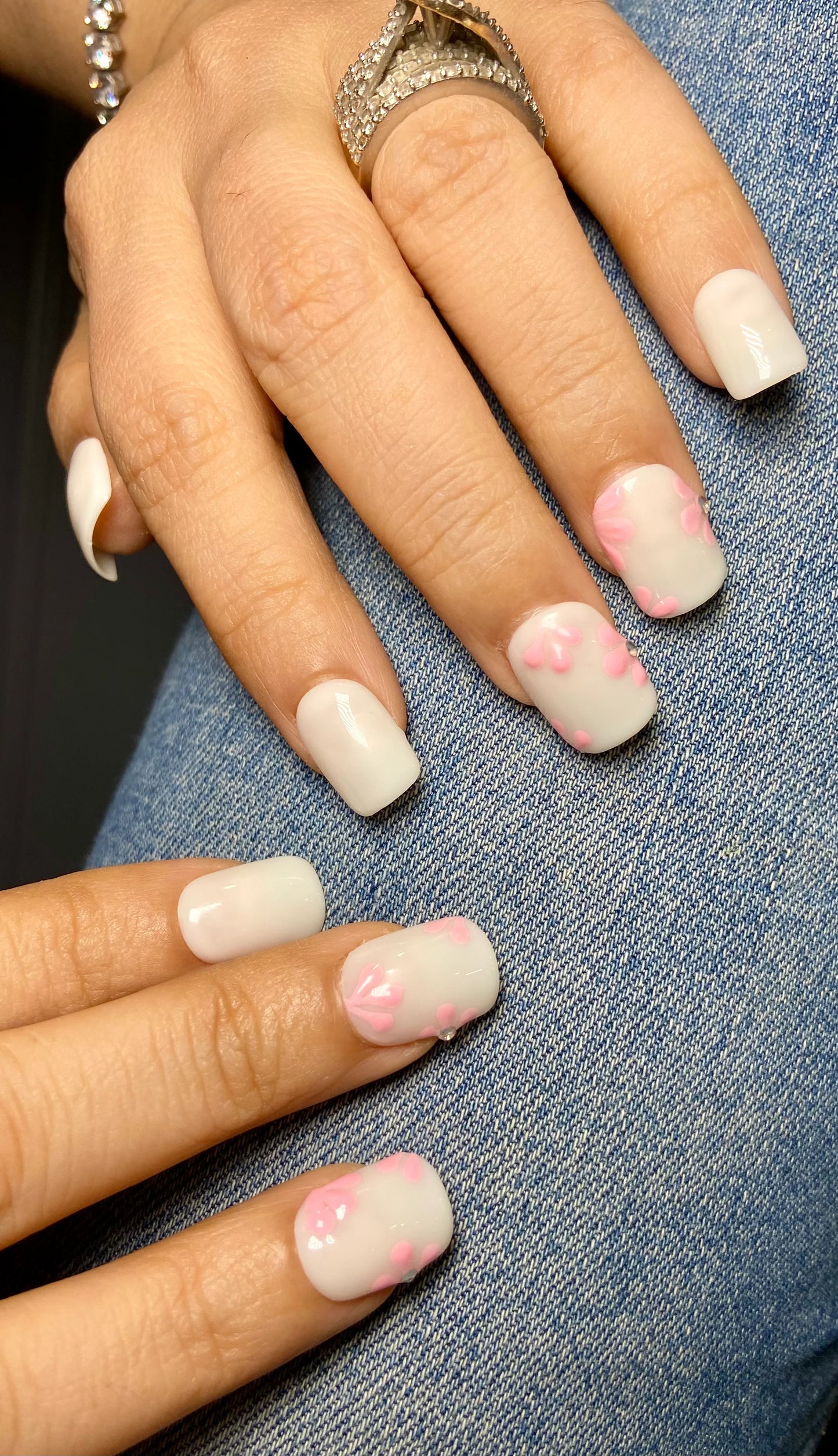 PEARL WHITE FLORAL PINK NAILS