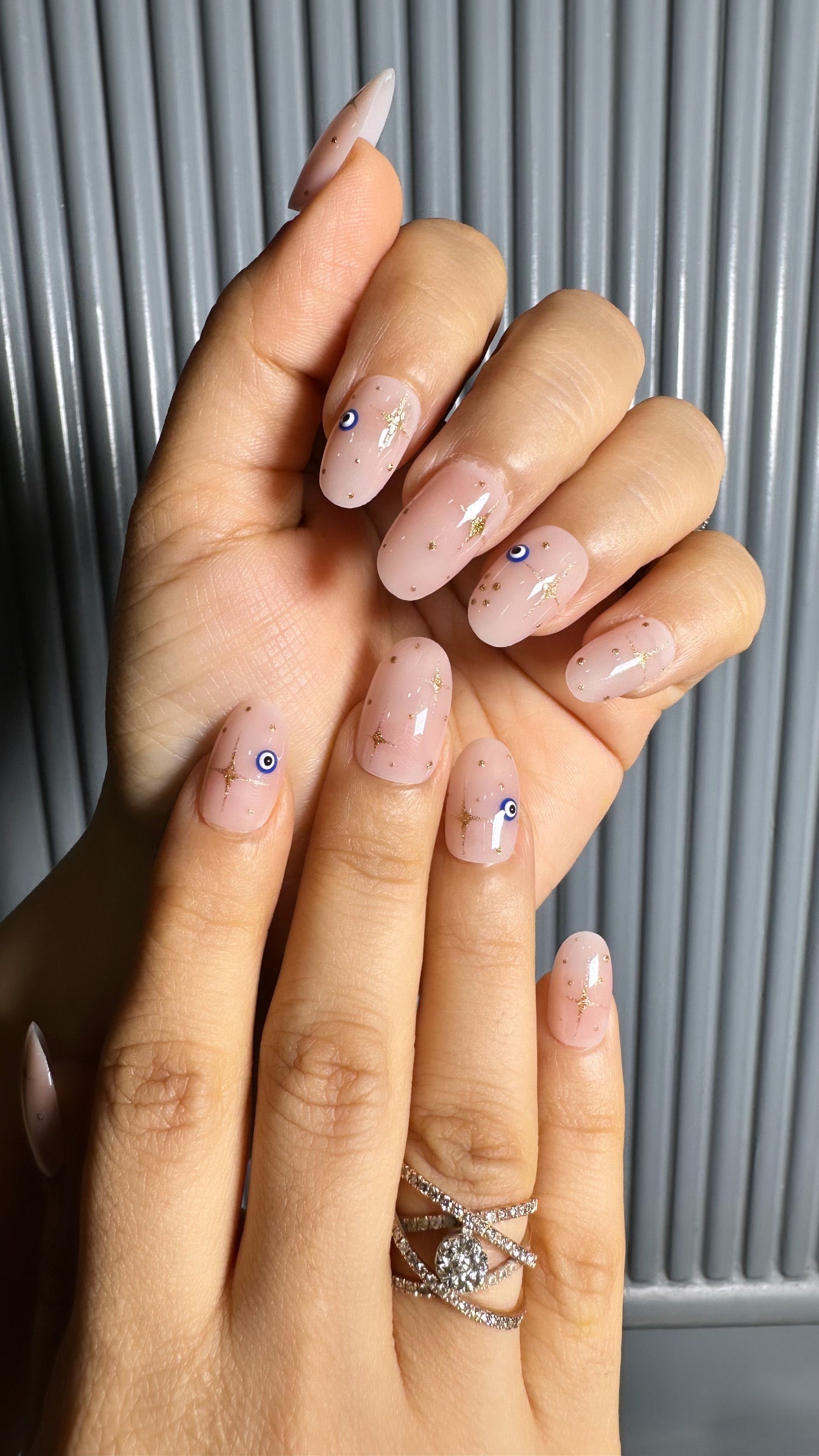 Eye Am Nude - Oval