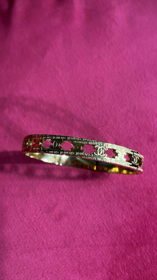 Iconic Glimmer Bangle