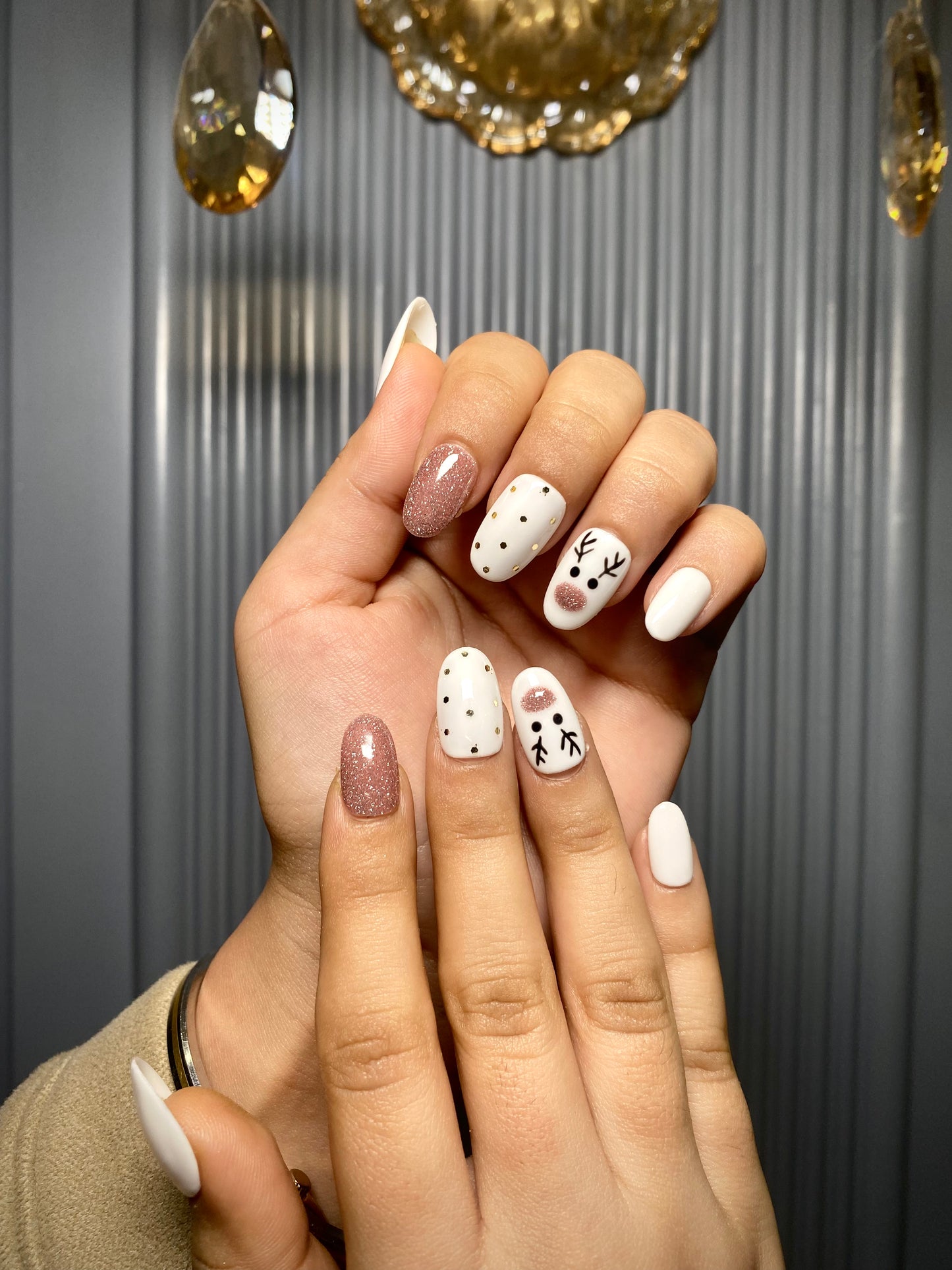 White shimmery deer nails