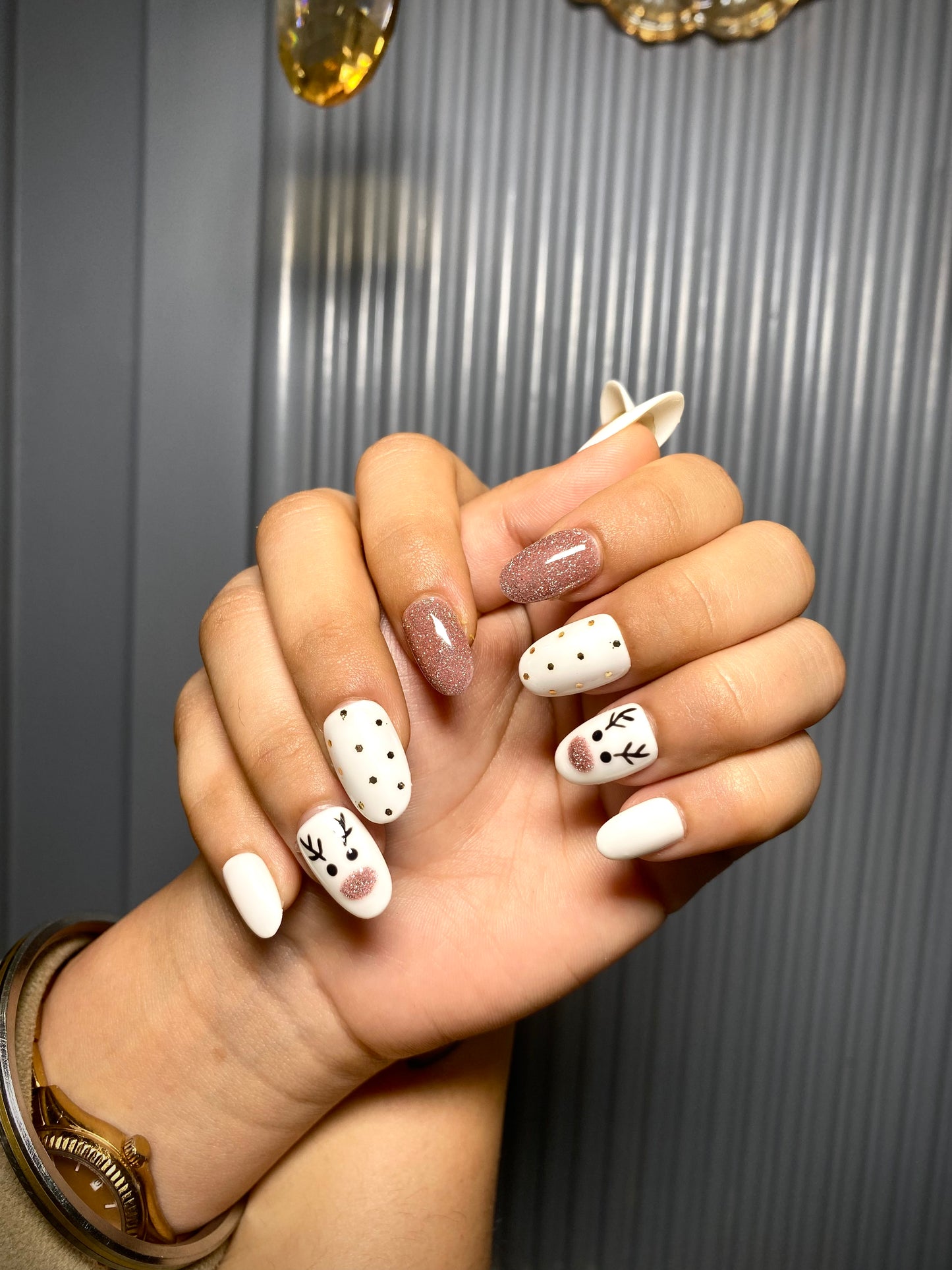 White shimmery deer nails