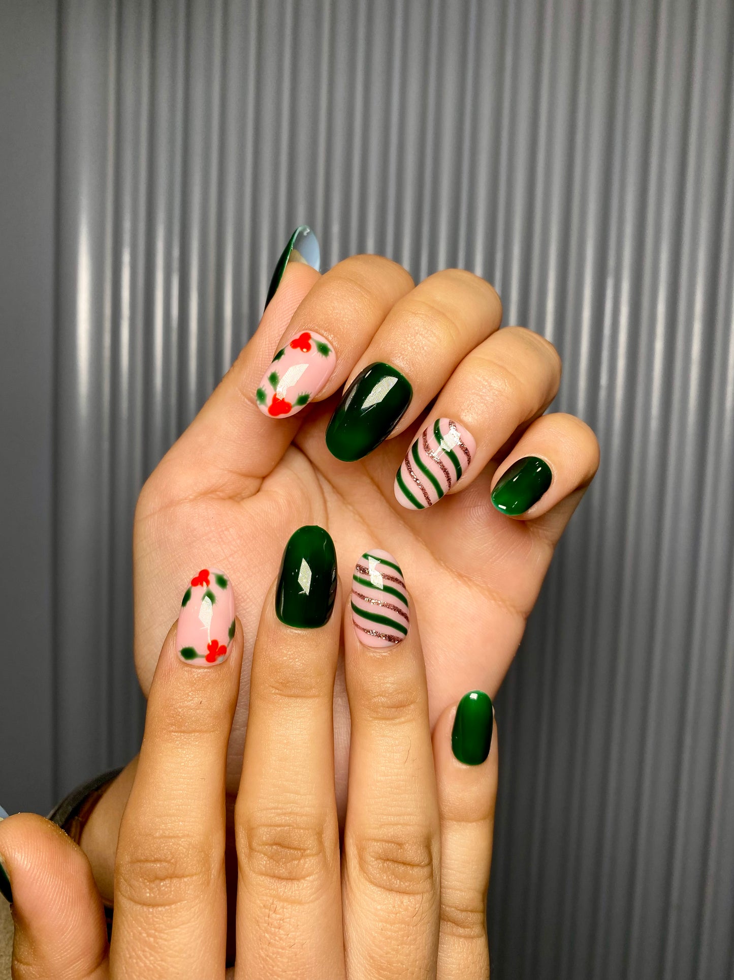 Red green christmas nails